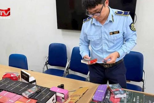 Thu giữ hàng trăm sản phẩm thuốc lá điện tử tại phường Cửa Nam, Hà Nội