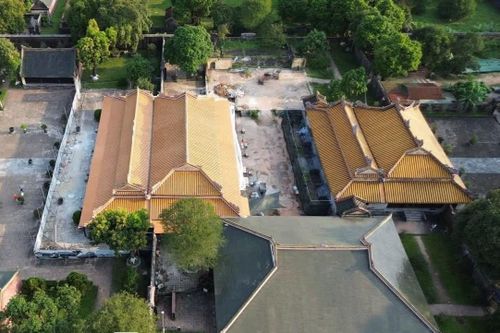 Tranh luận trùng tu nhà hát cổ trong lăng tẩm ở Huế
