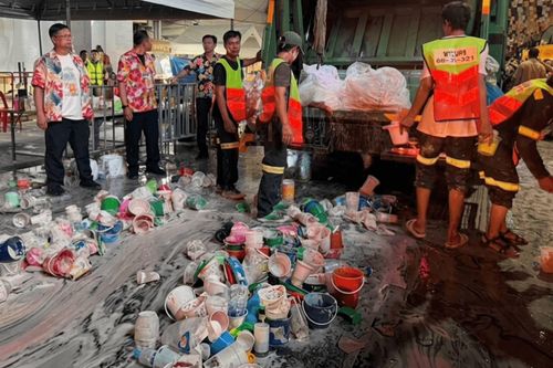 Dọn hơn 100 tấn rác sau một ngày ở Songkran