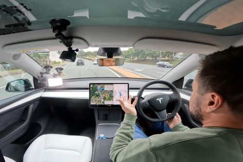 Tài xế Tesla phải làm bài trắc nghiệm để kích hoạt chức năng tự lái