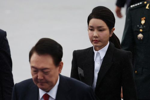Ra tòa tái ngộ, cựu Đệ nhất phu nhân Hàn Quốc lạnh lùng phớt lờ chồng