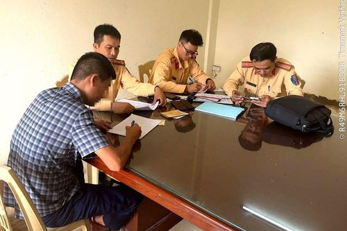 Gắn biển số 'ảo', vượt ẩu trên phố: Bị đề xuất phạt hơn 50 triệu đồng