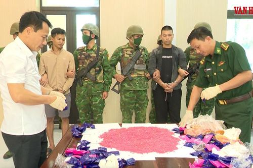 Bắt giữ hai đối tượng vận chuyển ma túy tại khu vực biên giới