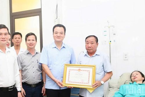 Lào Cai trao Bằng khen cho nữ nhân viên môi trường đô thị dũng cảm cứu người trong dông lốc