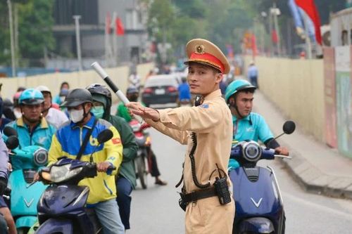 Cảnh sát giao thông Hà Nội vượt khó thực hiện 'nhiệm vụ kép'