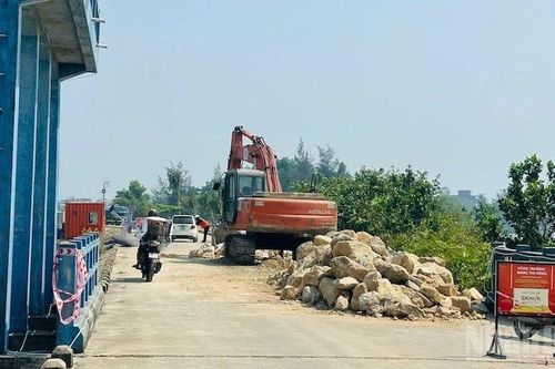 Chặn đường đê kè để thi công dự án