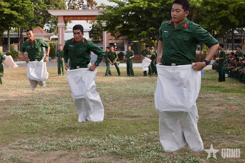 Trung đoàn 893: Sôi nổi hoạt động vui chơi Tết Chôl Chnăm Thmây cho chiến sĩ mới