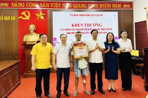 Khen thưởng người đàn ông dũng cảm cứu 2 mẹ con nhảy cầu