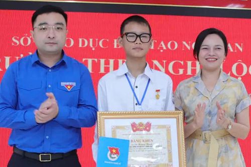 Trao tặng, truy tặng Huy hiệu Tuổi trẻ dũng cảm cho hai học sinh dũng cảm cứu người