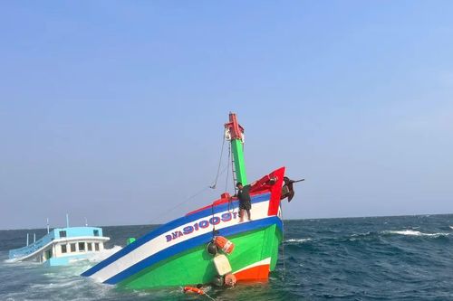 Kịp thời ứng cứu 2 thuyền viên tàu cá bị chìm trên biển