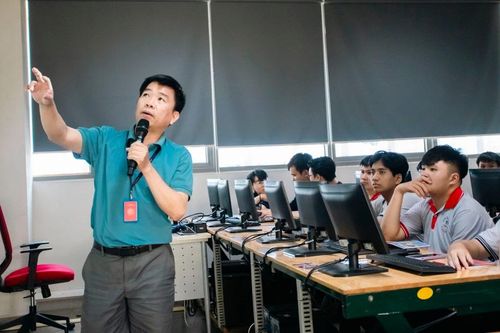 Nhiều trường đại học mạnh tay 'chiêu hiền'