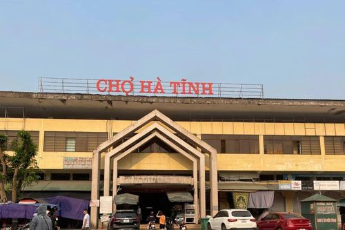 Xác minh vụ bảo vệ chợ Hà Tĩnh tạm giữ hàng hóa trên vỉa hè