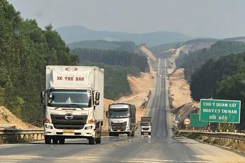 'Chạy đua' tiến độ thi công mở rộng cao tốc Cam Lộ - La Sơn