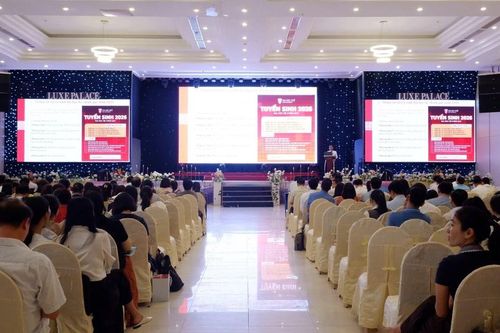 Giúp học sinh địa phương có định hướng nghề nghiệp đúng đắn