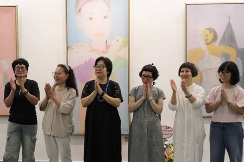 Triển lãm 'Vừa yêu vừa vẽ': Nơi những tâm hồn kể chuyện đời trên lụa