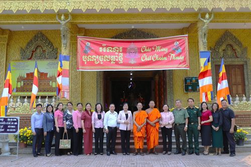 Phó Chủ tịch HĐDT của Quốc hội Đinh Thị Phương Lan thăm, chúc Tết Cổ truyền Chôl Chnăm Thmây tại tỉnh An Giang