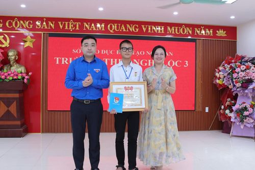 Trao và truy tặng Huy hiệu 'Tuổi trẻ dũng cảm' cho hai bạn trẻ cứu người giữa sóng dữ