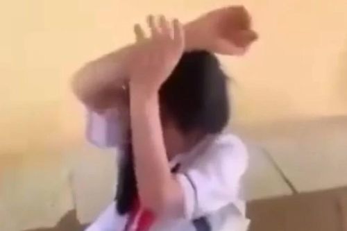 Nữ sinh lớp 8 bị bạn cùng lớp đánh, ép cởi áo để quay clip