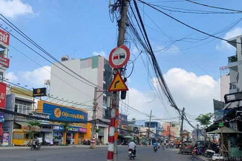 'Bẫy trụ điện' chi chít ở dự án nghìn tỷ mở rộng cửa ngõ TPHCM