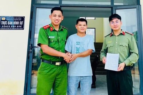 Hai thiếu úy ép tim, hô hấp nhân tạo cứu sống người đàn ông