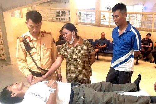 CSGT Thanh Hóa 'mở đường' đưa người đàn ông đột quỵ đến bệnh viện