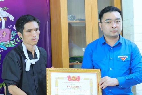 Trao, truy tặng Huy hiệu Tuổi trẻ dũng cảm cho hai bạn trẻ Nghệ An cứu người đuối nước