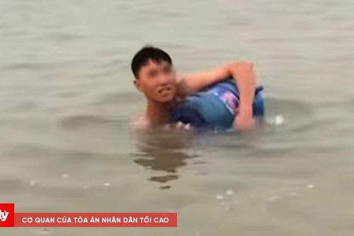 Nam thanh niên không biết bơi vẫn ôm vỏ thùng nước xuống sông Mã tắm