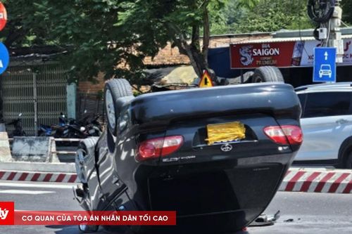 Ô tô tông dải phân cách, lật ngửa trên đại lộ