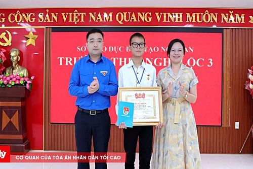 Nghệ An: Trao Huy hiệu 'Tuổi trẻ dũng cảm' cho hai học sinh