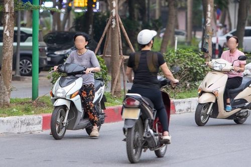 'Tiết kiệm' 500m đường, nhiều người đi ngược chiều ở Hà Nội bị phạt 5 triệu đồng