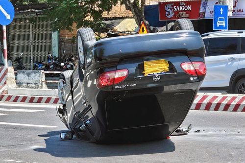 Ô tô lật ngửa trên đường ra sân bay, ba người gặp nạn