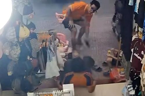 Hà Nội: Công an điều tra vụ người đàn ông lao vào đá người mẹ trẻ ngã ngửa