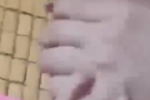 Xác minh clip người mẹ liên tục dùng tay bóp miệng con gái 1 tuổi
