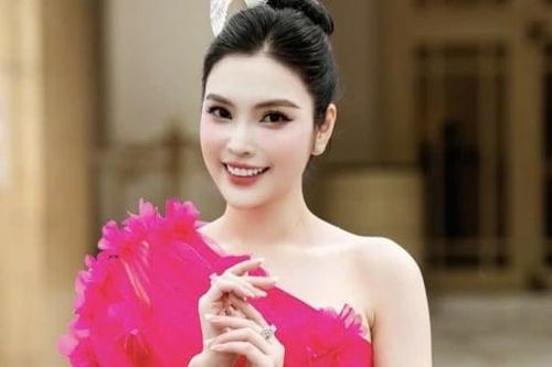 MC - ca sĩ Kim Huyền Sâm nhận kỷ niệm chương hơn 20 năm cống hiến nghệ thuật