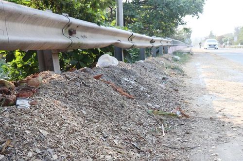 Xe trọng tải nặng 'rải' dăm gỗ trên Quốc lộ 24C