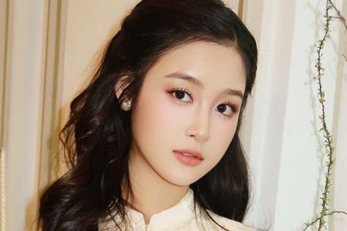 Sắc vóc đời thường gây chú ý của 'Hoa khôi nhí Tây Đô' ở tuổi 18