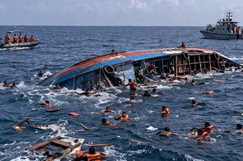 Lật thuyền di cư trên Biển Andaman, hàng trăm người mất tích