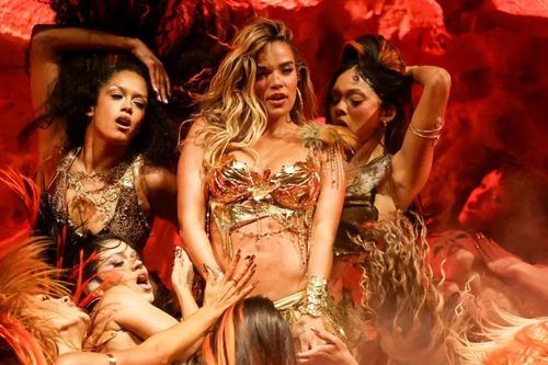 Karol G được truyền thông quốc tế chấm điểm tuyệt đối tại Coachella 2026