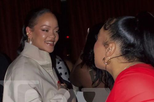 Rihanna bất ngờ xuất hiện giữa đêm khuya, lý do thực sự khiến ai cũng xúc động