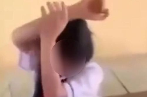 Công an điều tra người phát tán clip nữ sinh bị 2 bạn đánh, ép cởi áo trong lớp học