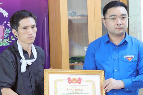Truy tặng, trao tặng Huy hiệu 'Tuổi trẻ dũng cảm' cho 2 bạn trẻ Nghệ An cứu người bị đuối nước