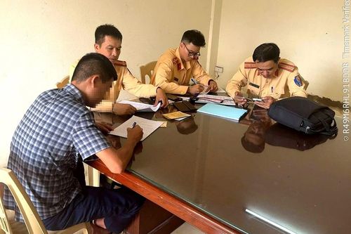 Xử phạt nặng lái xe, chủ xe ô tô vi phạm biển số và lỗi vượt xe