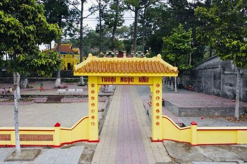 Dưới mái đình Ông Thoại