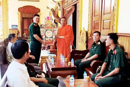 Lữ đoàn Tăng thiết giáp 416 chúc Tết Chôl Chnăm Thmây xã An Cư