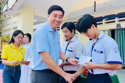 Trường Đại học Kiên Giang trao 795 suất học bổng cho học sinh có hoàn cảnh khó khăn