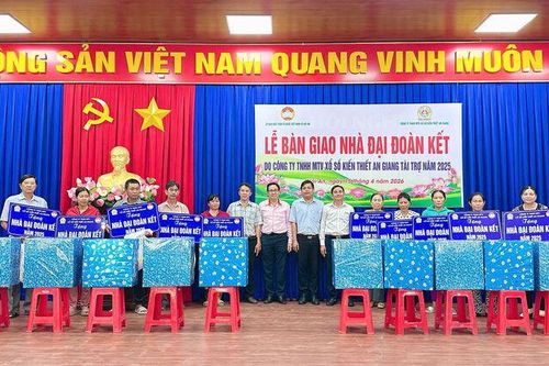 Bàn giao 10 căn nhà đại đoàn kết tại xã Hội An