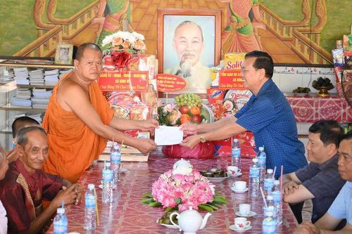 Cấp ủy, chính quyền xã Bình Mỹ thăm, chúc Tết Chôl Chnăm Thmây