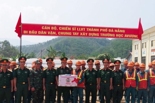 Động viên cán bộ, chiến sĩ tham gia xây dựng trường học tại các xã biên giới