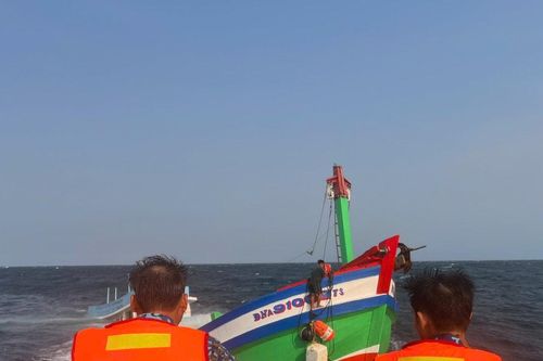 Cứu kịp thời 2 thuyền viên tàu cá bị chìm trên vùng biển Đà Nẵng