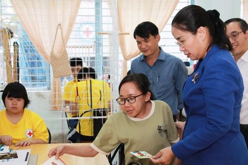 Lãnh đạo thành phố Đà Nẵng thăm, động viên người khuyết tật